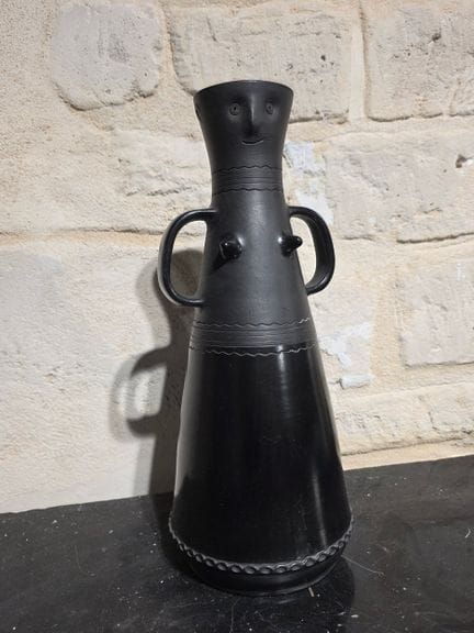 饰有人脸图案的人形花瓶
20世纪作品
黑色釉陶