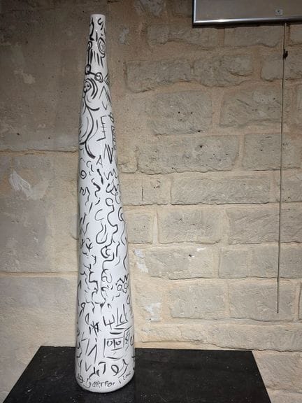 饰有仿书法图案的超高花瓶
2006年制作的陶瓷作品，带有签名。