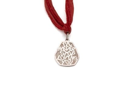 Collier retenant en pendentif une médaille pirifor