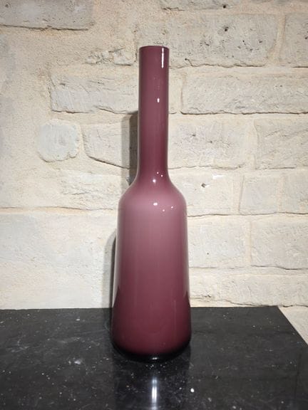套装包含
- 哑光黑色珐琅玻璃大杯。约1990年
- 粉色系高脚玻璃瓶
- 绿色玻璃花瓶，饰有类似水