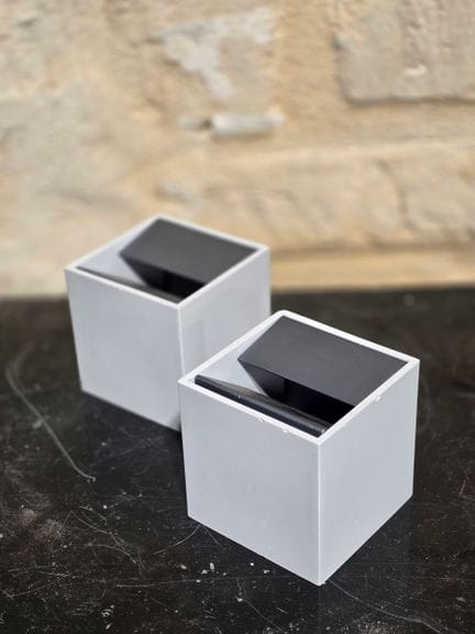 布鲁诺·马拉尼
两只“Cubo”烟灰缸。米兰Danese出版社
1957年设计款——复刻版
（一角有