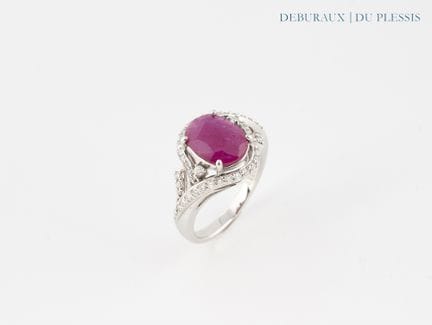 Anello traforato in oro bianco 750°/°° con un rubi
