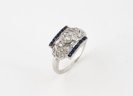 Anello in oro bianco 750°/°° con pavé geometrico d
