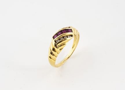 Bague turban en or 750 °/°° sertie d'une ligne de 