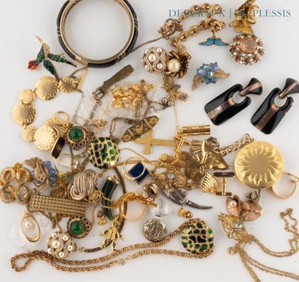 Lot de bijoux fantaisie, perles imitations et stra