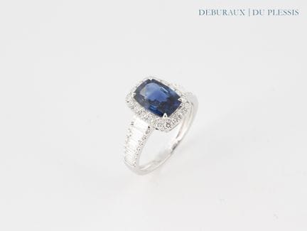 Anello in oro bianco 750°/°° con uno zaffiro di Ce