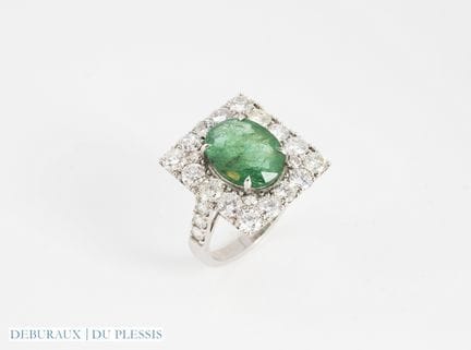 Anello in platino con smeraldo ovale incastonato i