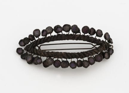 Line Vautrin zugeschrieben.
Haarspange aus Talosel