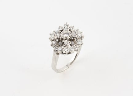 Anello a cupola in oro bianco 750°/°° con diamanti