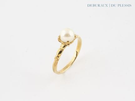 Bague en or 750°/°° sertie d'une perle de culture.