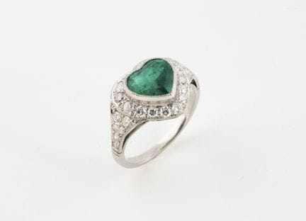 Anello in oro bianco 750°/°° con uno smeraldo colo