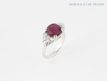 Anello in oro bianco 750°/°° con un rubino taglio 