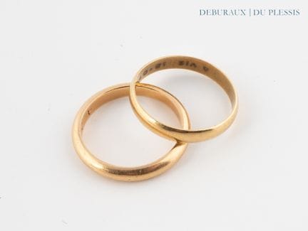 Deux alliances en or 750°/°°.
Poids : 7,30 g.
