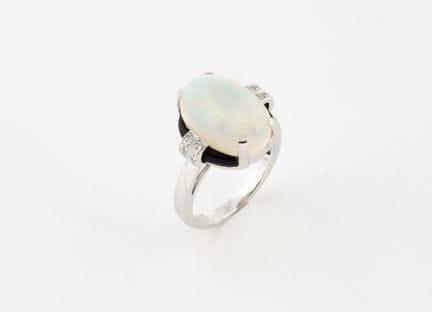 Anello in platino impreziosito da un cabochon di o