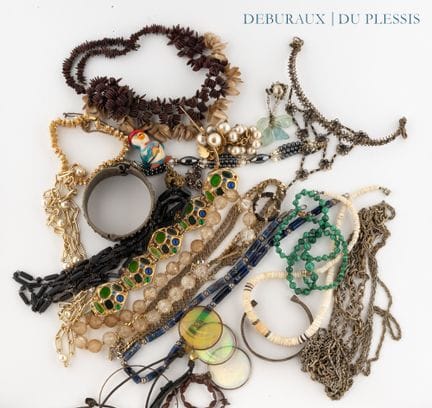 Lot de bijoux fantaisie, pierres décoratives, émai