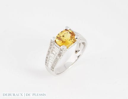 Anello in oro bianco 750°/°° con zaffiro giallo ov