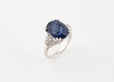 Anello in oro bianco 750°/°° con un zaffiro ovale 