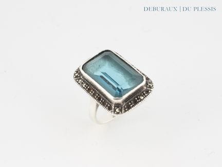 Bague en argent supérieur à 800°/°°sertie d'une pi