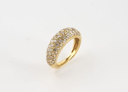 Anello a cerchio in oro 750 °/°° con pavé di diama