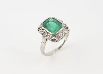 Anello a cuscino in oro bianco 750°/°° con uno sme