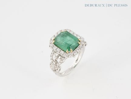 Anello in oro bianco 750°/°° con uno smeraldo di c