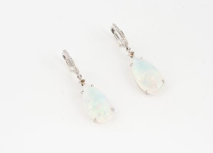 Coppia di orecchini pendenti in platino con diaman