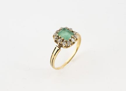 Bague en or niellée 750°/°° centré d'une émeraude 