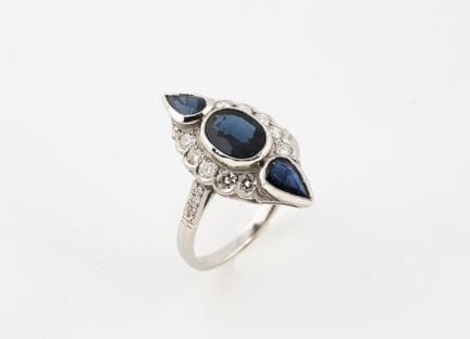 Anello a forma di marquise in platino con tre zaff