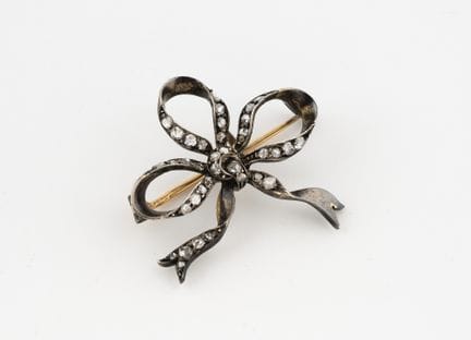 Knotenbrosche mit dreifacher Hülle aus 750er Gold 