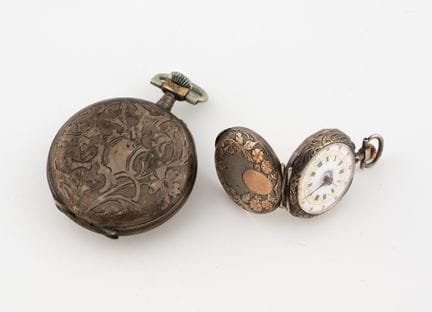 Lot de deux montres de poche en argent ciselé supé