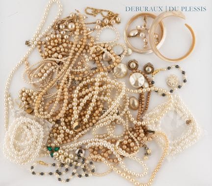 Lot de bijoux fantaisie, perles imitations et nacr
