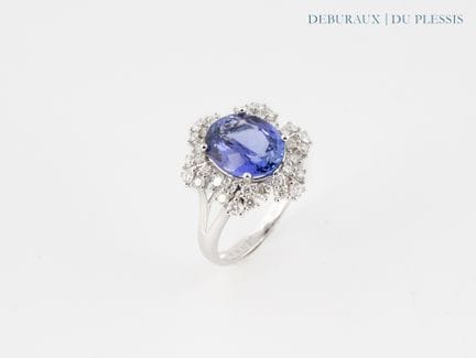 Anello in oro bianco 750°/°° con una tanzanite di 