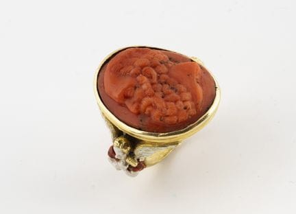 Importante anello signet in oro smaltato 750°/°° i