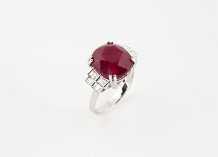 Anello in oro bianco 750°/°° con uno spinello ross
