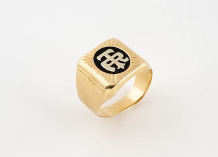 Anello con sigillo in oro niellato 750°/°°.
TDD 56