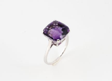 Bague en or gris 750°/°° ornée d'une améthyste.
TD