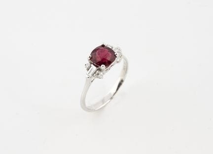 Anello in oro bianco 750°/°° con uno spinello tagl