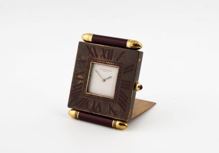 CARTIER
Pendulette de voyage en métal doré et laqu