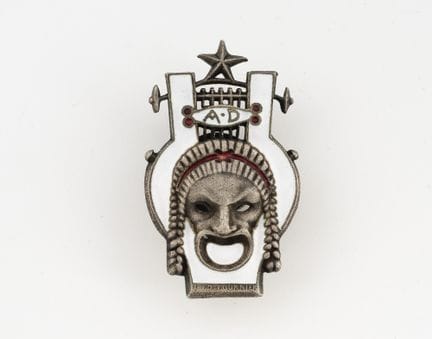 Insigne en acier émaillé, M.O V. Glouton 7 rue Cad