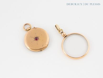 Lot de deux pendentifs en métal doré.