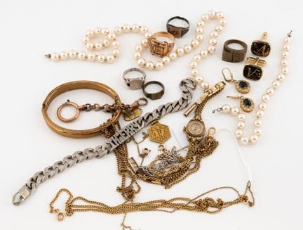 Lot de bijoux fantaisie.