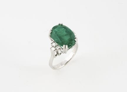 Anello in oro bianco 750°/°° con uno smeraldo oval