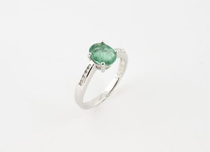 Anello in oro bianco 750°/°° impreziosito da uno s
