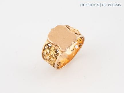 Bague chevalière en or 750°/°°, repercée, à décor 