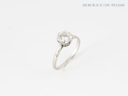 Anello solitario in platino con un diamante “demi 