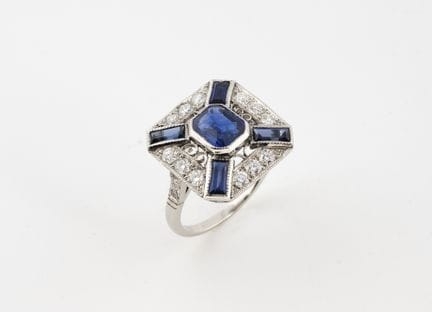 Anello traforato in platino con incastonatura a ca