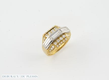 Anello modernista in oro 750°/°° e platino con tre