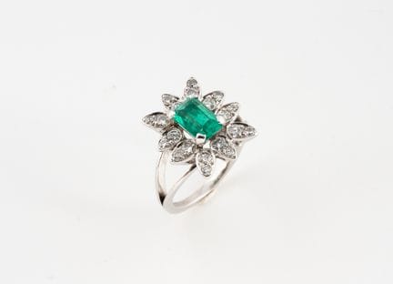 Anello in oro bianco 750°/°° con uno smeraldo rett