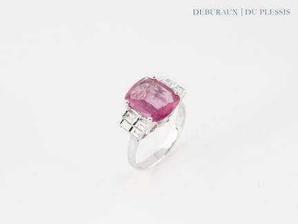 Anello in oro bianco 750°/°° impreziosito da uno s