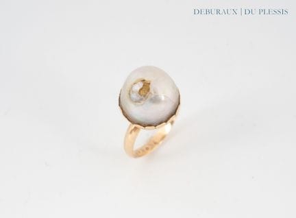 Bague en or 585°/°° ornée d'une perle accidentée.
